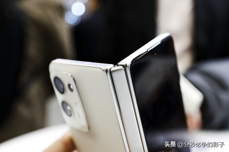 Duo首批评测 首批iPhone Duo评测揭示其核心优缺点。优点方面，铰链耐用性实测出色，可承受20万次折叠无明显松动，屏幕折痕控制优于多数安卓竞品，日常使用几乎不可见。缺点同样突出：屏幕易沾指纹，且高负载场景下散热短板明显， gaming或视频剪辑时机身发热降亮度。软件适配仍是