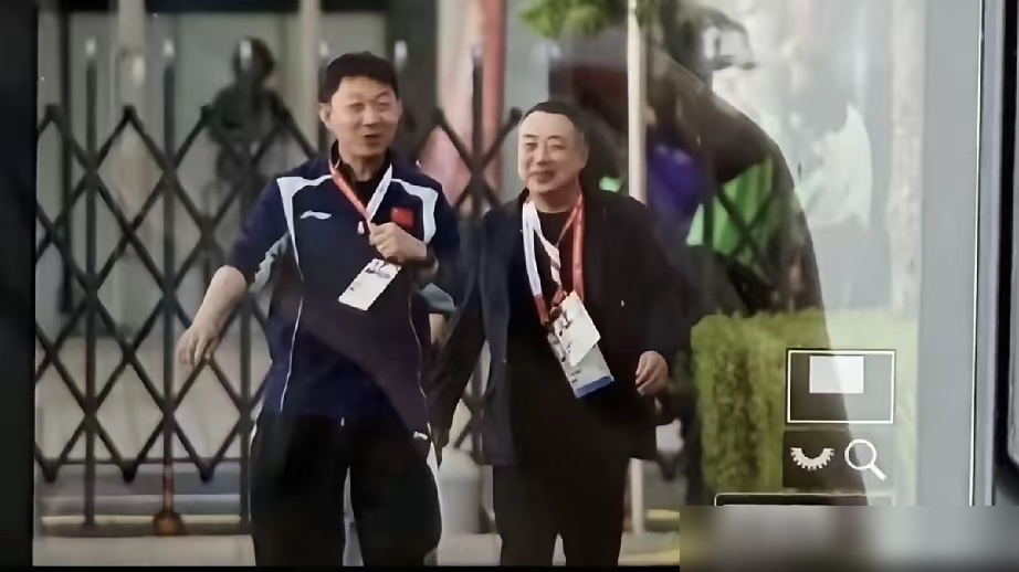刘国梁又坐回乒乓球馆了，这次身份是国际乒联第一副主席。
名古屋亚运赛场边，他跟索林、王励勤三个人围着一张桌子聊，旁边就是正在热身的国乒队员。距离他卸任中国乒协主席，刚过去一年半。
时间线拉回来：2018年当主席，2021年进国际乒联，2025年4月主动辞，11月又以160票、90.91%得票率杀