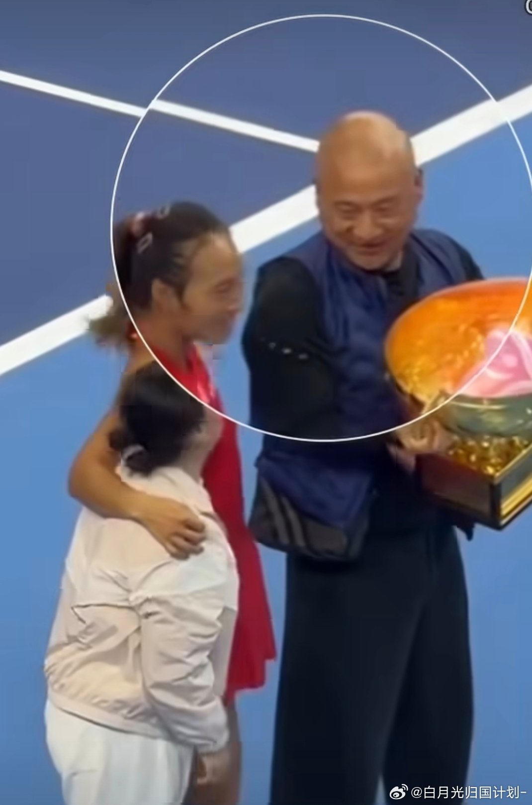 郑钦文爸爸在中网赛场戴法帽子，郑钦文给他一把揪下来了，露出那个光头太可爱了[允悲]可以感受到冠军家庭氛围非常好

#郑钦文爸爸在中网赛场戴法网帽子# ​