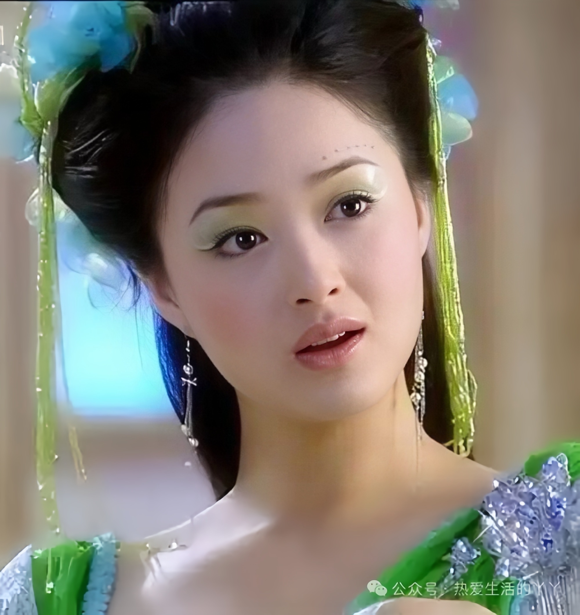 蒋欣演绿儿时不到23岁，脸上有婴儿肥，杏眼一转，机灵劲儿就出来了。绿儿的可爱，不在撒娇，而在敢想敢做。天庭里她戏弄嫦娥，搅乱忘忧曲；又和黄儿截下忘情水，转手端给王母，惹出一场混乱。遇到鱼日后，她多了痴情。鱼日忘记她，她不哭闹，仍在他危险时出手相救。仙力流失，她为唤醒鱼日，重演当初追仙女的画面，从半空