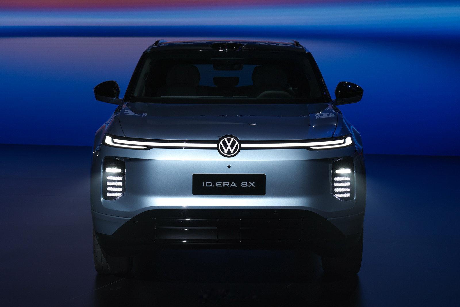 上汽大众的 ID. ERA 8X正式上市，售价:20.68万起

   作为大五座车型，不少9X 上的旗舰配置，像 Smart Surface 魔术屏、智能座舱交互，还有底盘和智能辅助驾驶等等这些核心配置，都继承到了8X身上，和9X组成了双旗舰组合。个人觉得整个车身比例和这套ID. ERA的设计语言十分契合，更侧重于大五座车型的朋友可以重点关注一下[不愧是你]  

 #大众8X##20.68万起大众8X开售#
#李治廷见证全球首次电池碰撞直播#