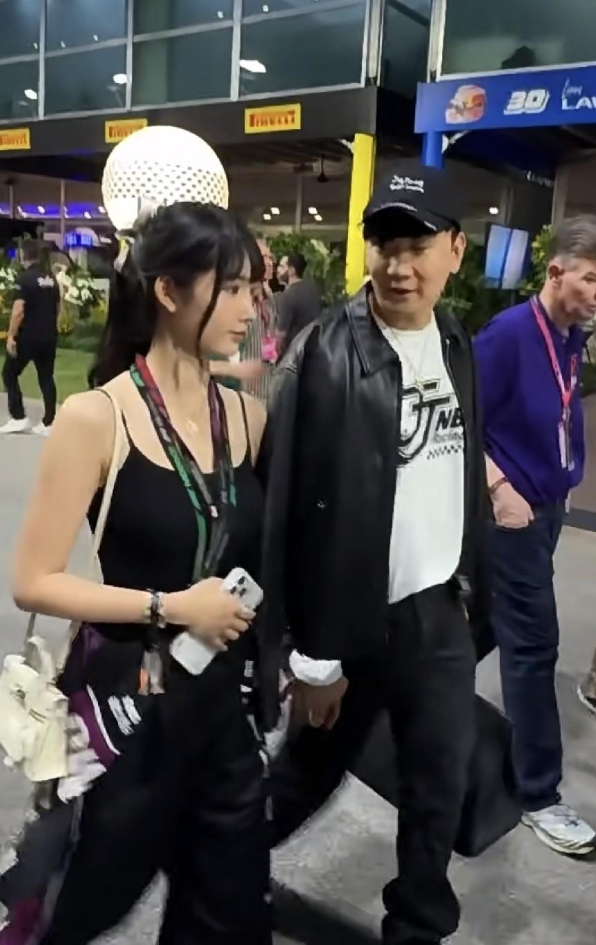 43岁的林俊杰带着小他二十岁的新女友在新加坡逛街，当场被路人逮了个正着。
面对突如其来的镜头，小姑娘七七明显没见过这种阵仗，下意识抓起手机把脸挡得严严实实，神情全是慌乱。
林俊杰倒是淡定得很。
他没急着拉开距离避嫌，反而凑过去用英文轻声耳语了几句，女生听完乖乖点头，这才稍微放松下来。
说实话，整整二