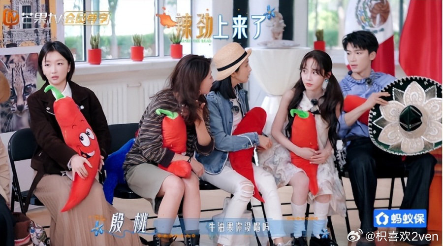 出游这样穿！《花少8》殷桃、周冬雨，林依晨从发型到穿搭，实用又出片 ​​​