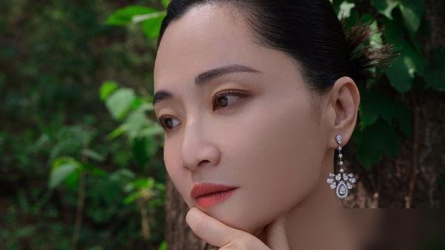 当年章贺在节目里叹气，说她复出难，怕是没戏拍。四年过去，郭柯宇直接提名金鸡奖最佳女配。
她上《再见爱人》那会儿，大病初愈，兜里没钱，戏约没有。自己说，处境连刚出道的新人都不如。怕孩子被议论，每天哭，还是硬着头皮上了。
节目火了，戏约来了。现在她租房住，带着15岁儿子玩乐队、聊电影。
提名就是打