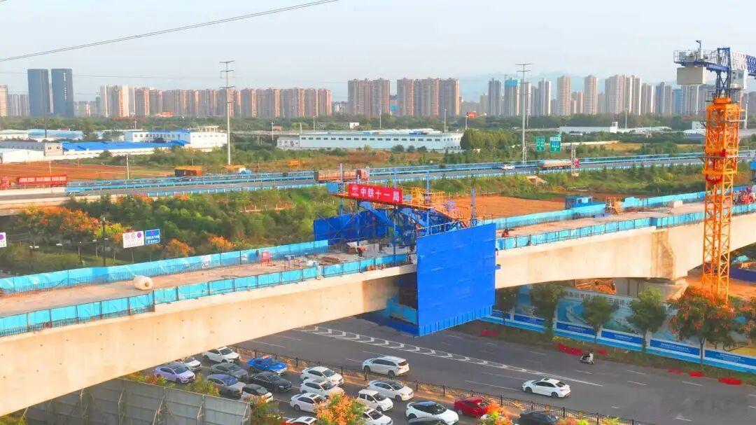 【焦济洛平高铁全线首个大跨度连续梁合龙】近日，焦济洛平高铁洛河特大桥跨古城路80m主跨连续梁顺利合龙。作为全线首个完成合龙的大跨度连续梁，标志着项目重难点上部结构施工实现关键突破，为全线架梁贯通、按期通车奠定坚实基础。

作为焦济洛平高铁全线重难点控制性工程，洛河特大桥全长23.047公里 ​