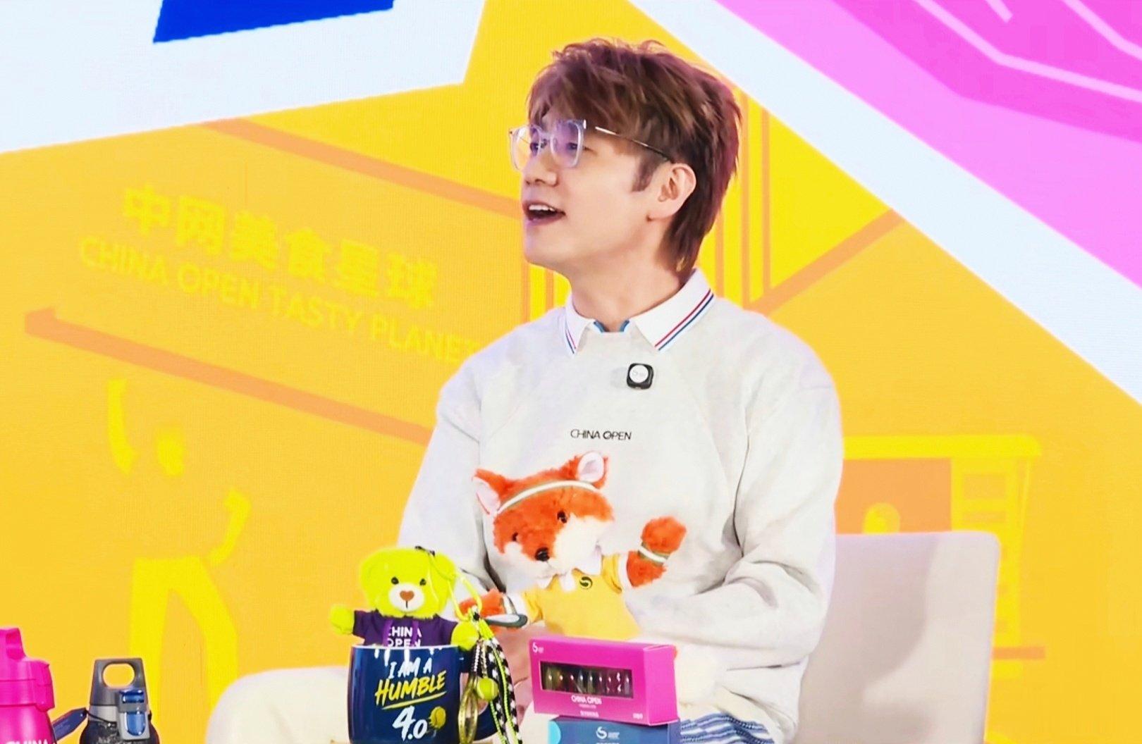 #王铮亮[超话]##中网明星慈善赛# （直播截修）
萌萌滴，非常萌的能 ​