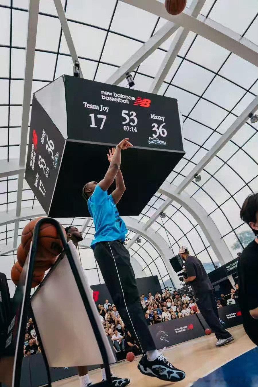 #NBA球星马克西完成首次中国行#费城76人后卫马克西圆满走完职业生涯首次中国行，落地上海发布首款签名鞋，亲身与国内年轻球迷交流，传递来自NBA赛场的篮球经验 ​