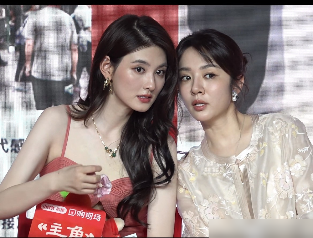王玉雯又没演成。
《铁证》开机，女主换了张艺凡。
官方说法很体面。
档期冲突，友好沟通，艺人不再参与。
字越少，事越大。
张艺凡什么来头？
北舞芭蕾科班。
角色设定是芭蕾舞者。
这适配度，直接焊死。
王玉雯呢？
前脚错过《少年派2》，后脚丢了大剧女主。
《少年派2》的邓小琪让新