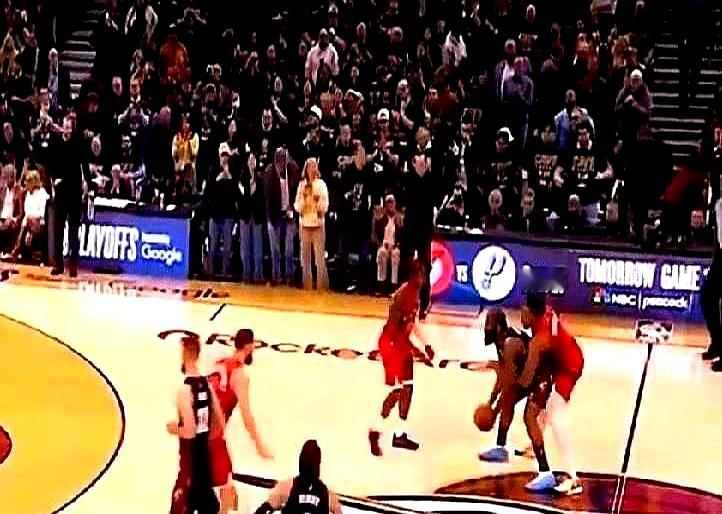 哈登闲庭信步就上篮了    猛龙教练组赛前在战术板上画了半天，核心就一...