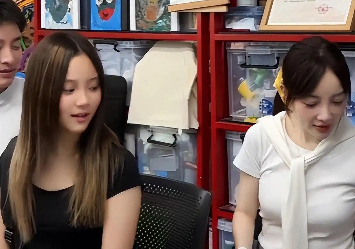 贾乃亮和李小璐悄悄同框，不单是为了陪甜馨，也是为了一群特别的孩子 ​