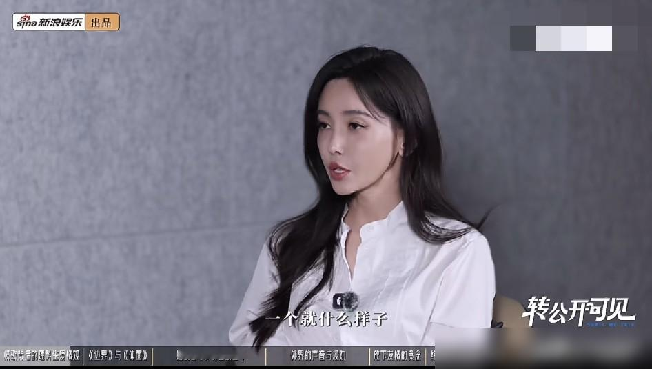 唱《体面》的于文文，居然说自己太难爱上一个人！
她最新受访说，择偶从来不看房车之类的硬条件，全凭当下那点戳人的感觉。
当年一首《体面》，唱得几亿人分手当场破防，把分手要留体面刻进多少人骨子里。
后来又写《何必》，讲分开之后别揪着执念不放，坦然戒断，放过彼此也放过自己。
她谈感情从来不爱猜哑谜