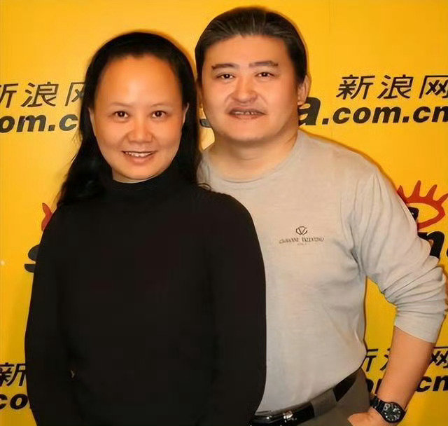 刘欢走后仅半月，卢璐发朋友圈，她说得很清楚：除了朋友圈，老刘和她都没有社交媒体账号。没有社交媒体账号，哪里维权？ ​