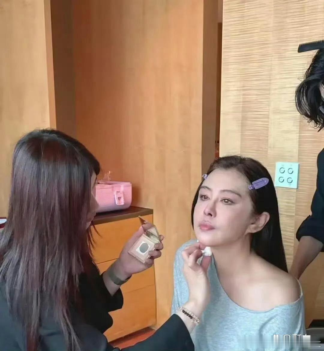 王祖贤也跑去化网红妆了，鼻子上弄着高光，脸颊上是各种很脏的涂抹，根本没办法近距离看​​​