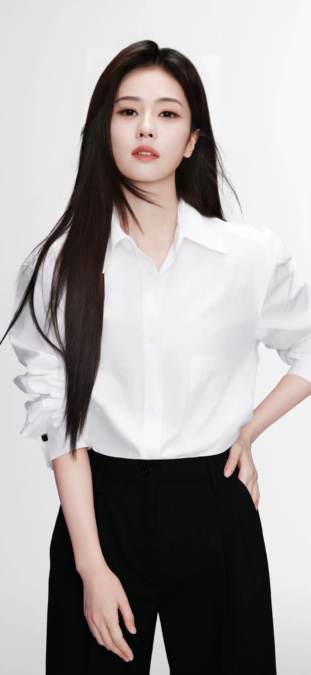 白鹿高清美照分享｜这姑娘穿白衬衫黑裤子真帅气！白鹿 美女人像群 高清美女 高雅气质美女 美女欣赏图片