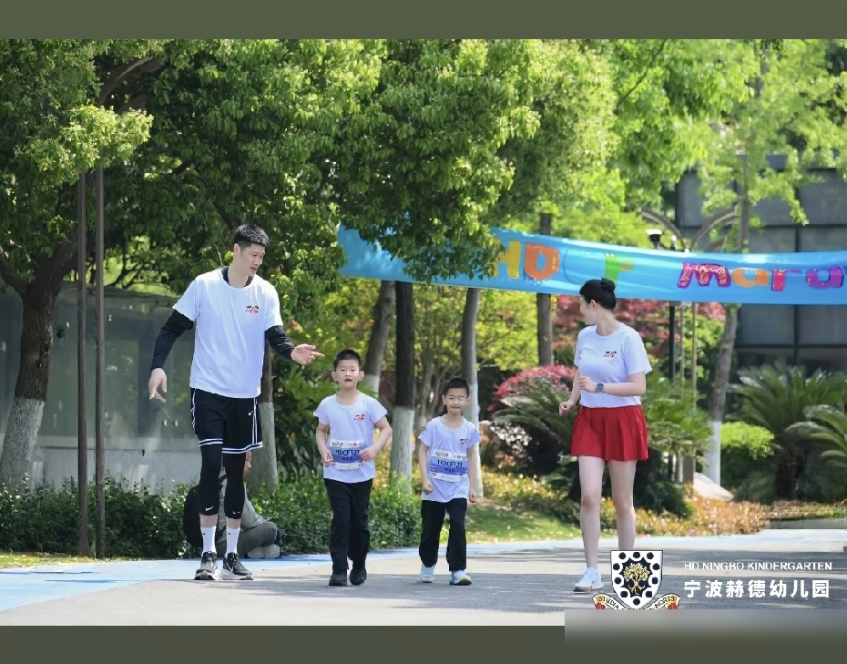 胡金秋2米11，双胞胎儿子却差了半个头？这基因是不是跑偏了？ 他把两...