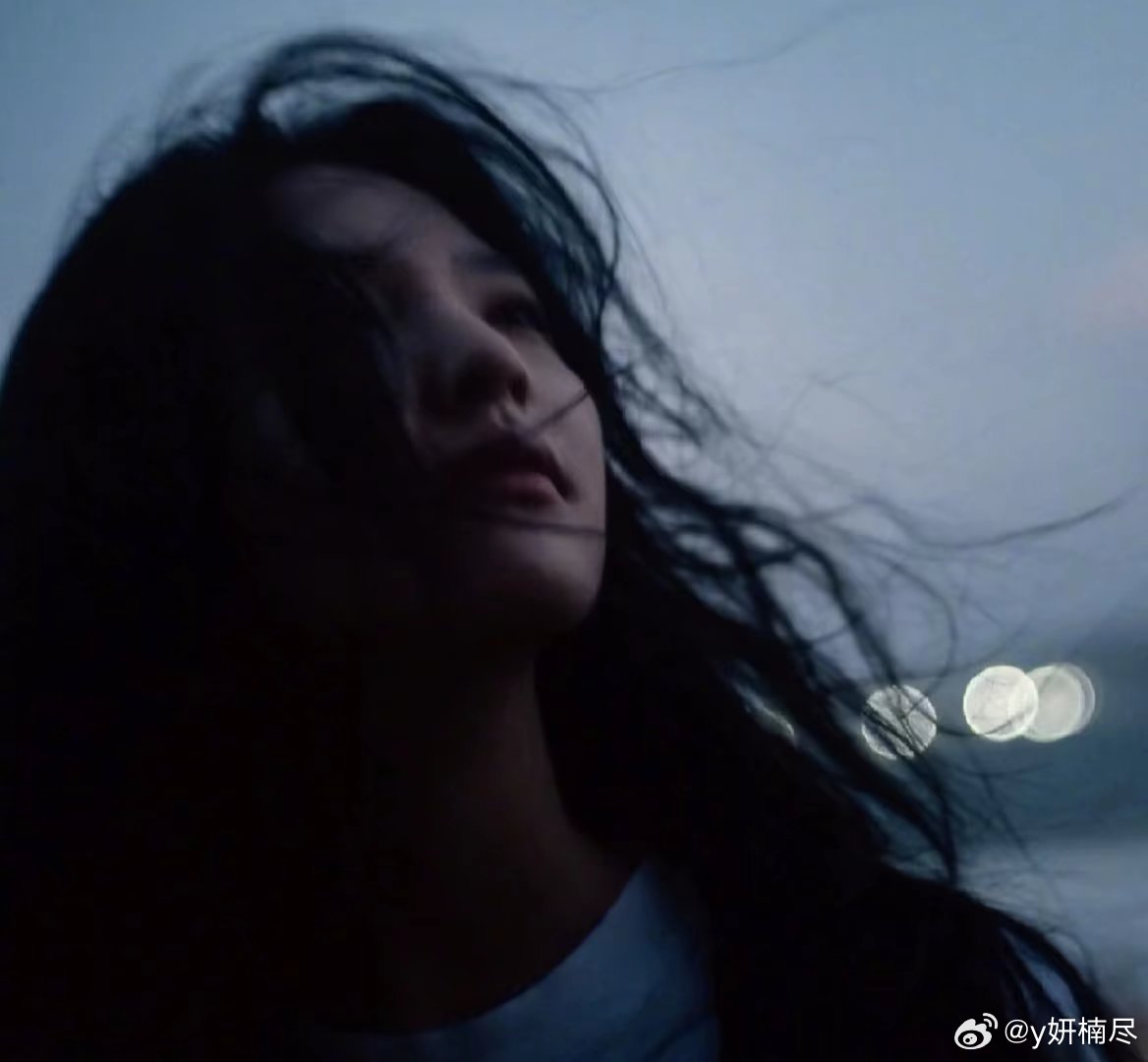 #章若楠[超话]# 我和姐姐去美术馆偷东西,只有我被抓了，因为姐姐本身就是艺术品 ​