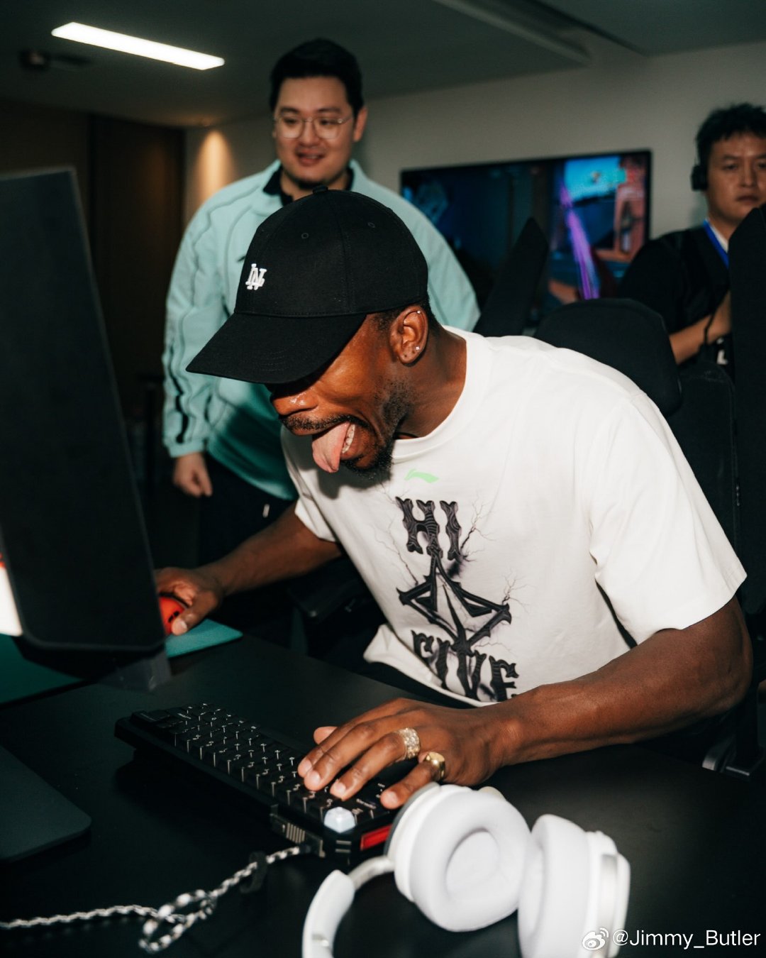 y'all know what happened next 🎮😂

#金州勇士[超话]##巴特勒##巴特勒中国行##巴特勒打瓦# ​