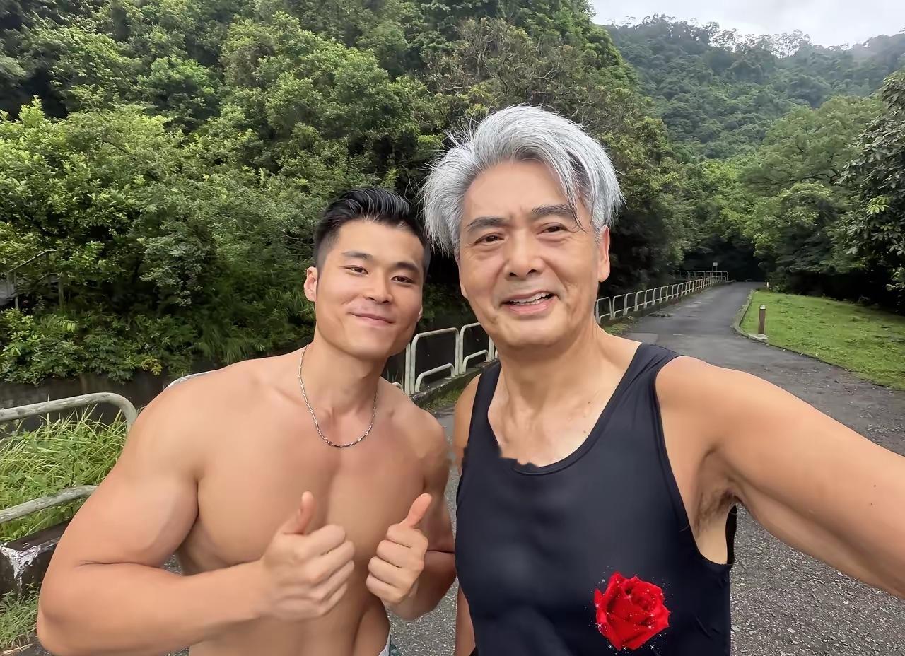 71岁周润发在香港晨跑被偶遇，他身穿黑色汗衫，面容苍老，头发花白，但身材高瘦挺拔，精气神十足！