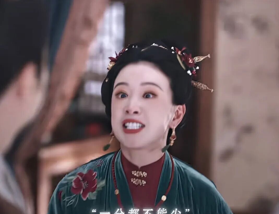 李梦再演“疯女人”火出圈，旧争议她正面说清了
《兰香如故》在腾讯站内热度冲过30000，李梦演的赵星棠跟着火了。戏里，这个女人精明、狠绝、偏执，被命运一步步逼到墙角。戏外，李梦过去被传“耍大牌”“难搞”的老话题，又被网友翻了出来。今年3月《自话像》对谈里，她没绕弯子：没耍大牌，也没难搞。
赵星棠的底