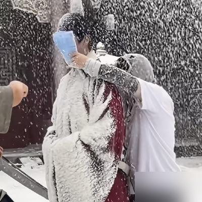 棚里快四十度，牛骏峰在演冻死。浑身哆嗦，嘴唇发紫，一句词没有，就靠眼神一点点散开，弹幕全在喊“韩梁你别死”。
《兰香如故》大结局，寒门探花韩梁死在雪地里，戏外演员正对着高温灯烤汗流浃背。
从《战长沙》里的小满崽子，到这回把“无缘共度余生，那便祝你平安”演成全网意难平，牛骏峰用了十几年，就干了一件