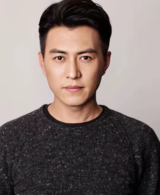 靳东其实很早就拍戏了，演了不少角色，可一直没大火，很多人叫不出他名字。
直到2015年之后，《伪装者》《琅琊榜》接连播出，才算真正走进大众视野。
《伪装者》里的明楼，沉稳睿智，多重身份，一下子抓住观众眼球；
紧接着《琅琊榜》蔺晨潇洒灵动，两个反差角色，让大家记住了靳东。
不是一夜爆红，是多年沉淀，碰