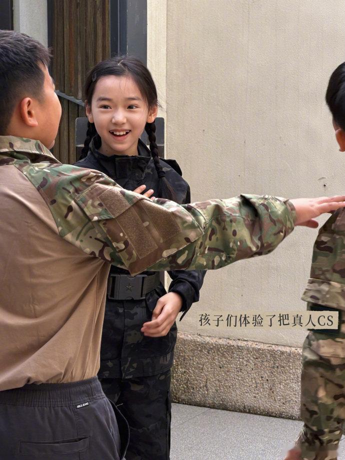 #董璇佟丽娅小酒窝朵朵国庆游玩plog##董璇佟丽娅小酒窝朵朵国庆假期plog# 看小酒窝在草地上跟妈妈合影，那小表情好灵动。这孩子的镜头感真好，完美继承了妈妈的演艺细胞。 ​
