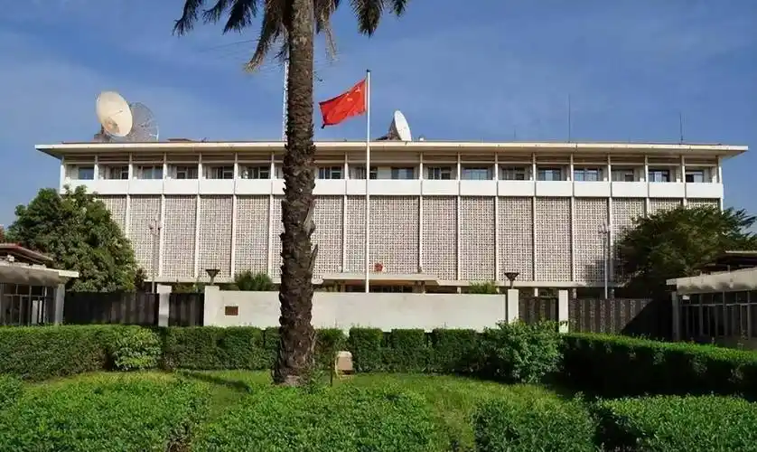 中国公民在菲律宾移民局拘留所离世，驻菲使馆紧急交涉，海外同胞安全不容漠视
       9月1日，一名中国公民在菲律宾移民局拘留场所羁押，等待遣返期间不幸身亡。事件发生之后，中国驻菲律宾大使馆第一时间发布消息，对此事深感震惊与痛惜，并迅速向菲律宾有关方面提出严正交涉。
       人命关天，一位海