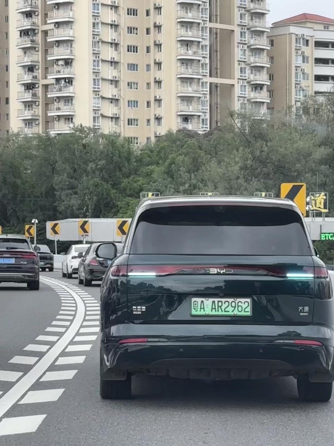 又碰见辆大块头新能源汽车🚗。偶遇比亚迪大唐，气场真的超足，第一眼就被吸引住了。【来自懂车帝车友圈】