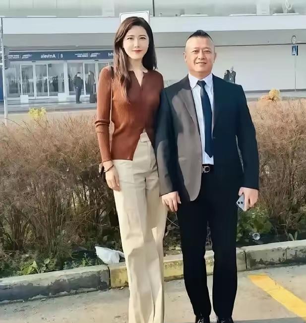 当年在中戏连章子怡和袁泉都公认是神颜的曾黎，如今快50岁没成家没生娃，外人总替她可惜，其实纯粹是瞎操心。
同班同学早早把各类大奖拿了个遍，她却总是一副不慌不忙的步调。那张脸要是换成别人，早就在名利场里争得头破血流了，可她偏偏不争不抢。
大家总爱扒她的感情过往，交往过的几位男演员后来都成了影帝，网
