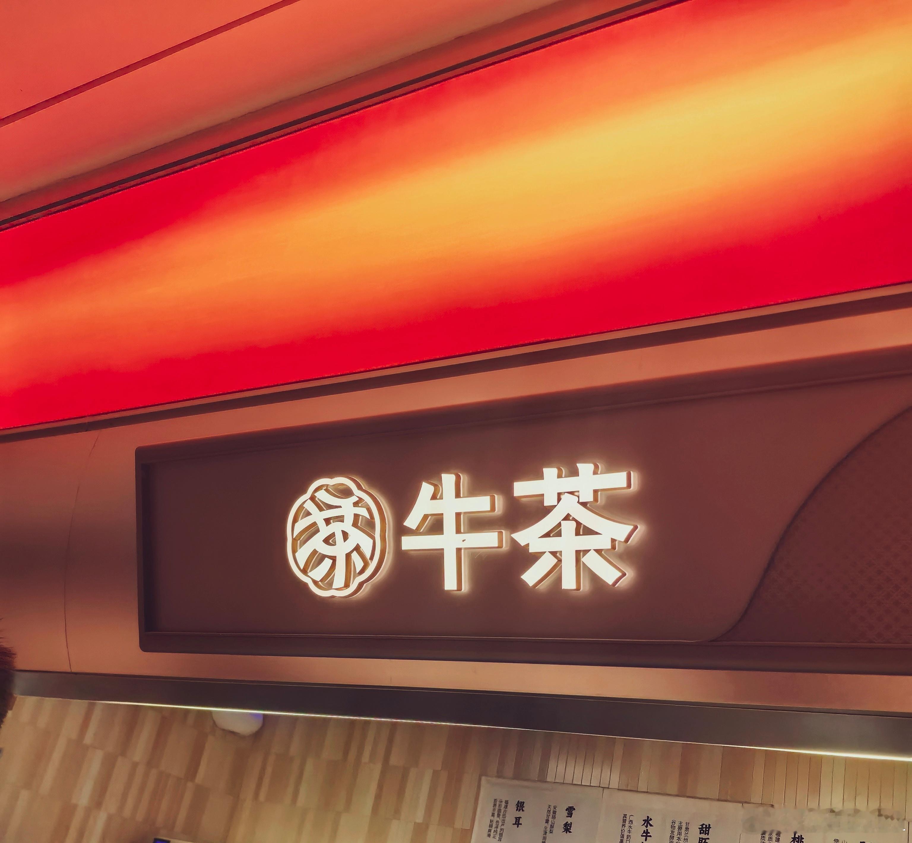 后来才发现我想要的其实很简单
一个京郊大别墅
一辆路虎揽胜
一个薄肌180的老公
和1000万冰冷的现金
仅此而已
为何幸福总是如履薄冰 ​
