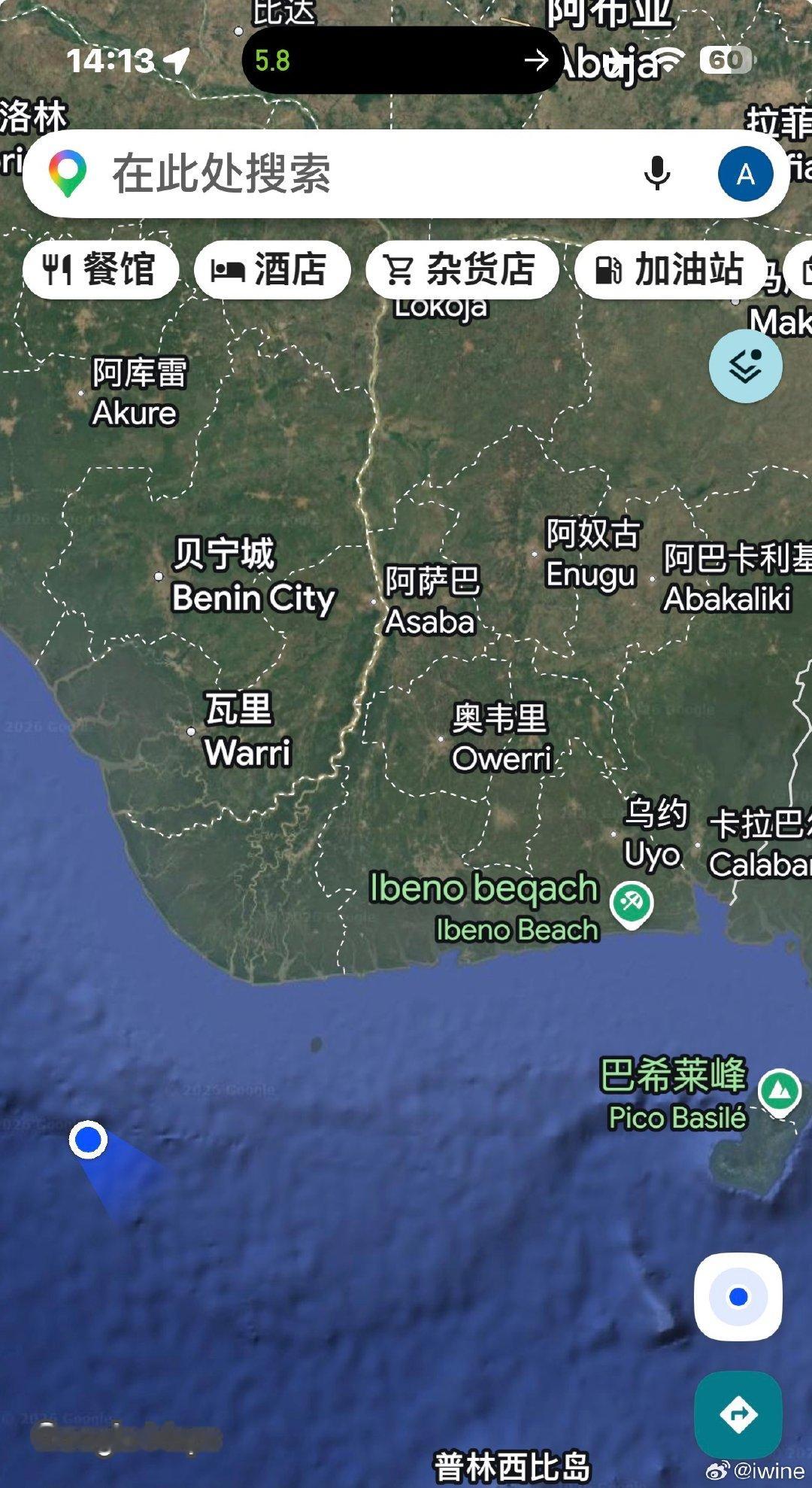 26/10/2，Sea day，经过尼日利亚外海。下午左边远方看到隐约的烟囱燃烧，很像油气设施的“火炬”（flare）。随着距离越来越近，看得更清楚了。ChatGPT说根据谷歌地图，是Agbara（阿格巴拉）海上油田的火炬塔。这一片海域有多个深水油田。 ​