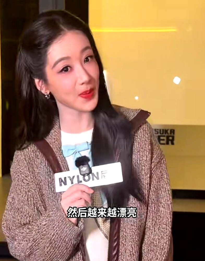 外网生图一出，谁在硬凹，谁真松弛，全挂在脸上了。

杨紫套了件杂色针织短裙就往镜头前站。没挂夸张滤镜，没急着抢机位，化妆师王亚飞直接透底，这纯靠本人底子硬撑。

秀场向来不缺狠角色。那边有人顶着全球首穿的灰短发疯狂输出，有人端着冷艳脸踩红毯，还有人被品牌高层一路陪着走。大家都把野心穿在了身上。

镜