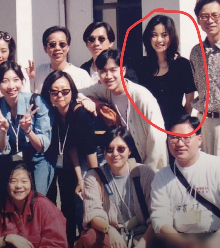 1993年，24岁的王菲站在叱咤乐坛颁奖礼上，短发利落，满脸胶原蛋白，眼神里全是老娘不在乎。
拿完奖，主持人问她感情状况。她没打太极，也没装傻，直接认了和窦唯在一起。那个年代的港圈女星，谈恋爱跟搞地下工作似的，被拍到牵手都要连夜发声明澄清。她偏不。
后来有记者问她现在最大的烦恼是什么。她撩了下头