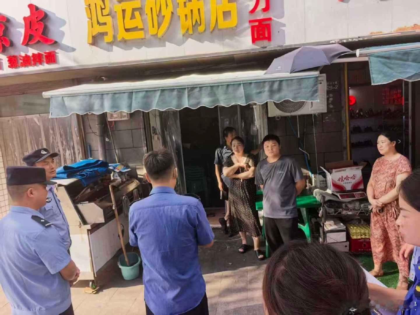 #陕西治安# 【筑牢安全防线，共建平安校园】8月27日，商洛柞水公安乾佑派出所组织警力在辖区中小学、幼儿园开展校园安全检查。检查中，民警重点对校园安防硬件设施配备是否到位、视频监控是否完好全覆盖、校园周边商铺是否售卖违禁品等情况进行检查，切实筑牢校园安全防线。 ​