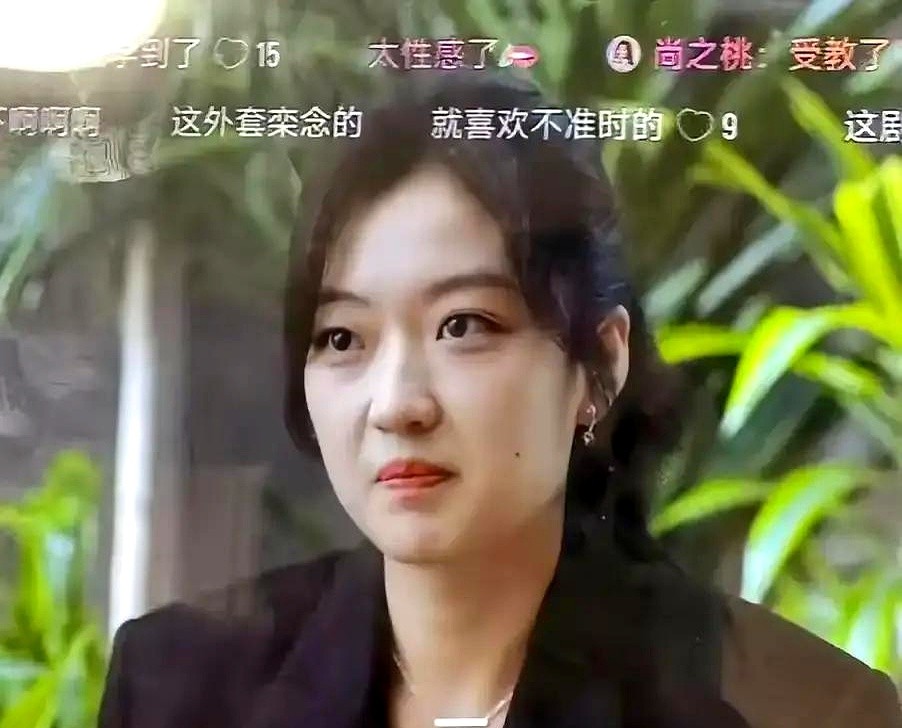 导演拍孙千，镜头死死焊在她的长发上，谁要是让她把头发全扎起来，这戏的氛围感就得毁一半。

娱乐圈不缺精致五官，孙千硬是靠着高挑身段和一头散发杀出一条血路。长发一披，冷脸一摆，风情万种的劲儿直接拉满。

可一旦造型师手痒，把她头发贴头皮全盘上去，灾难就来了。失去发丝遮挡，略宽的面部轮廓直接暴露在镜头前
