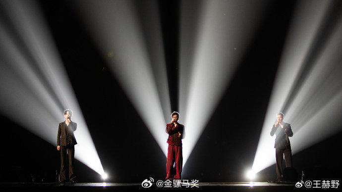 #刘畊宏[超话]##好想拥有刘畊宏的社交能力##刘畊宏披哥社交悍匪##披荆斩棘# 社恐人梦中社交模板！刘畊宏公演后和家人视频，挨个介绍哥哥认识，跟孙楠王赫野唠嗑不停，气氛全靠他带动。 ​
