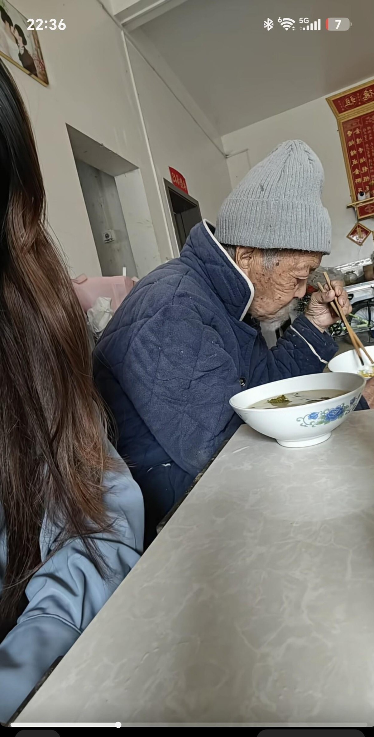 97岁爷爷四个儿子全都不在了，各家儿媳妇没一个愿意接手，孙子孙女也躲得远远的，老人一个人孤零零过日子，路上碰见都不带搭理。我老公是老二的儿子，实在看不下去，咬咬牙把爷爷接回了家。这一养就是好几年，吃喝拉撒全是我们管，其他人看都没看过一眼。说不累是假的，可看着老人安安稳稳坐在屋里，心里踏实。别人不管我