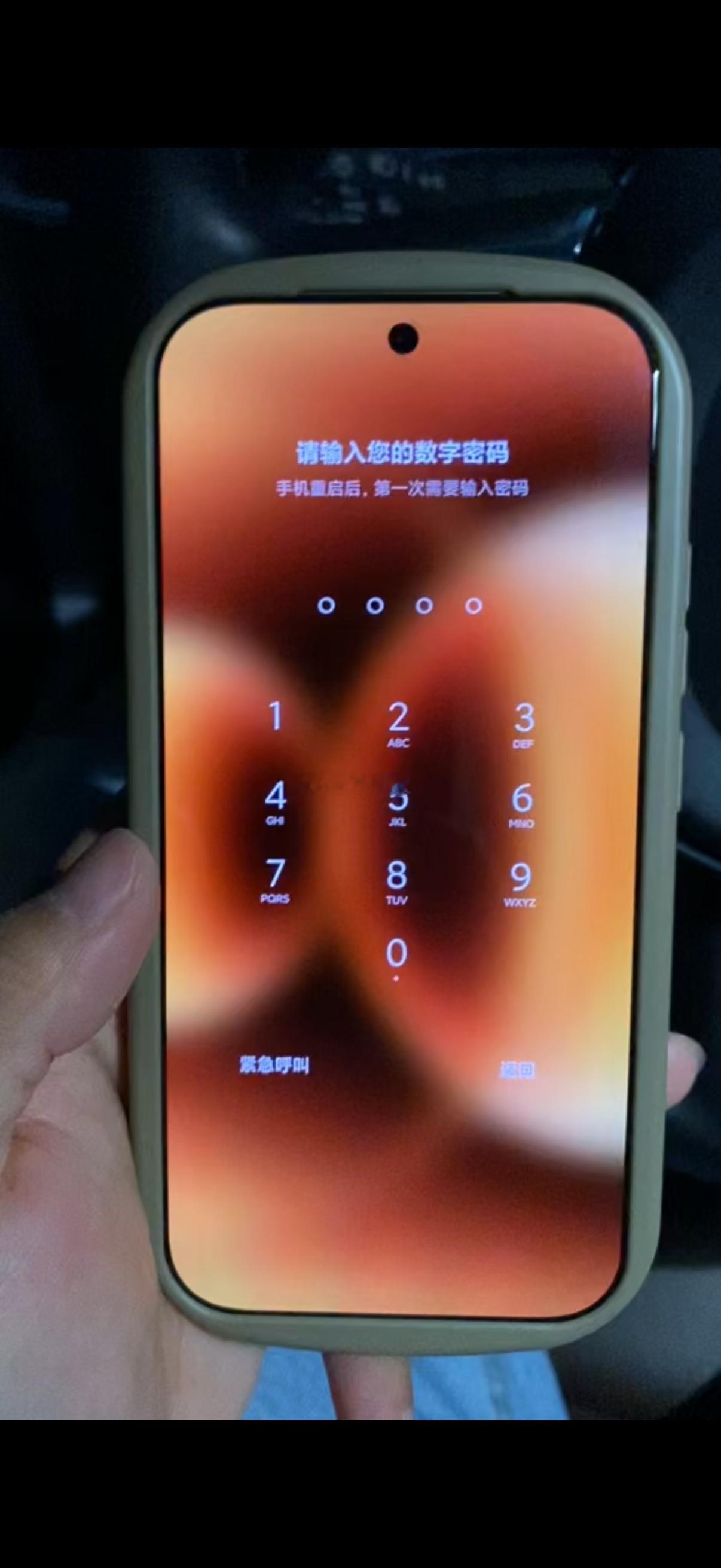 手机正常使用中熄屏，再次打开输入密码就提示错误 （近期未更改过密码，所有设备都是统一密码不存在忘记密码），售后客服让重启机子尝试，多次尝试后仍然打开不了。否者只能清除数据刷机，不接受此方案，网上查询后发现有存在很多类似情况，属于小米bug吧？这么久还不修复好吗？雷哥  ​