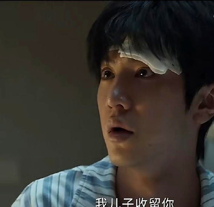 刚拜了把子转头就丧命，《把黑夜点燃》编剧是真狠。

马一鸣多好一个人，当年在爆炸里被陈福捡回一条命，好不容易给陈善提供了齐墨的信息，最后却直接因陈善而死。

陈哲远演的陈善几乎没有一集不在哭。自己活下来，身边的人却一个个全搭进去，这痛苦谁顶得住？这剧真就是奔着把陈善往死里虐去的。

摊上这种命运，换