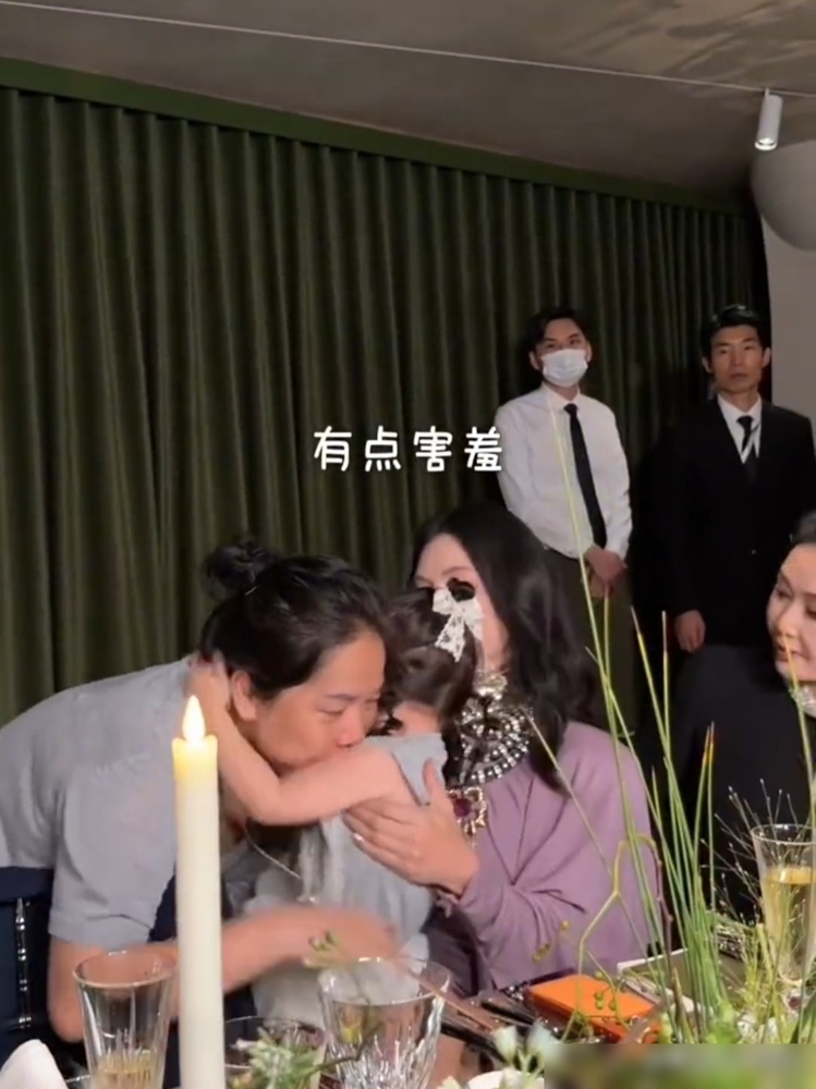 张柏芝抱韩安冉女儿被当场躲开了！
这是两人第二次同框出现在品牌晚宴。
上次韩安冉带女儿主动找合影，这次张柏芝主动伸手抱娃。
小孩认生，本能往后躲。张柏芝没摆任何架子，笑着逗了10秒，立马和娃玩熟。韩安冉事后解释就是娃怕生，直夸张柏芝温柔有耐心，网友还在对比46岁张柏芝和27岁韩安冉的状态。