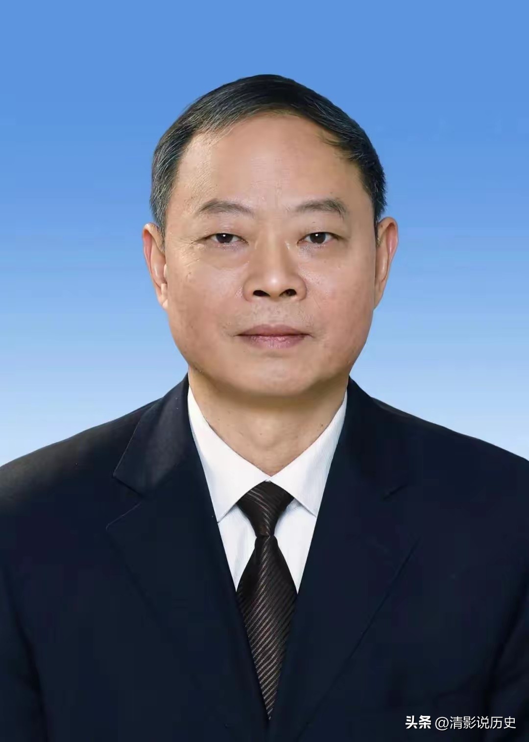 绵阳高官刚退休3个月，好日子还没开始，转头主动投案自首
 
四川绵阳爆出一桩反差强烈的反腐新闻，读来实在唏嘘。一名奋斗大半辈子的厅级干部，好不容易熬到退休，还没来得及享受清闲日子，退休才三个月，就主动走进纪检监察机关投案自首。
 
这样的情形，真的不多见。很多落马官员，要么在位时被查，要么退休多年之