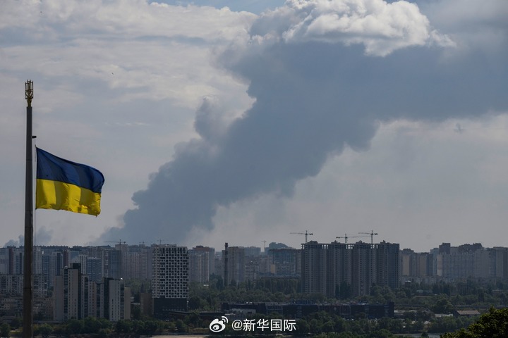 #俄对乌发动新一轮空袭##乌克兰袭击多地俄军事目标#【乌克兰多地遭俄军空袭】乌克兰总理科列茨基27日上午在社交媒体发文称，26日晚至27日凌晨，俄军对乌克兰发动新一轮空袭，包括乌首都基辅市、哈尔科夫州、敖德萨州、苏梅州、波尔塔瓦州在内的10个地区遭到袭击，多个关键基础设施在袭击中受损。

科列 ​