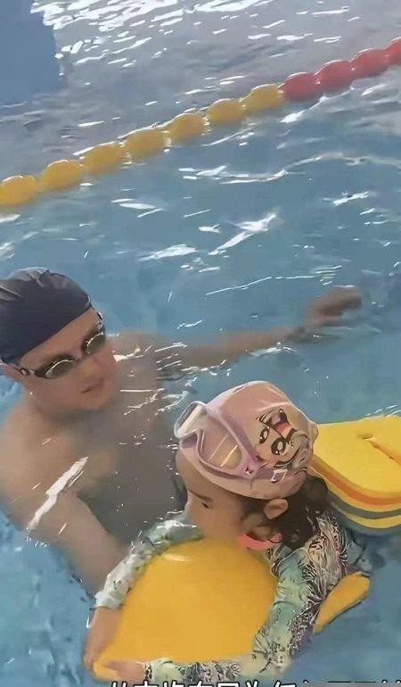 镜头前当着几万人的面，海哈金喜把话说得死死的：复婚绝对没戏，但他依旧是孩子的爹。
很多人看李亚鹏又跑去前妻直播间晃悠，还以为要上演什么破镜重圆的戏码，结果女方连窗户纸都没留，直截了当把门给焊死了。
这做法看着不留情面，其实清醒得很。
婚是离了整整一年，但李亚鹏该陪娃就陪娃，到点出现，完事走人，