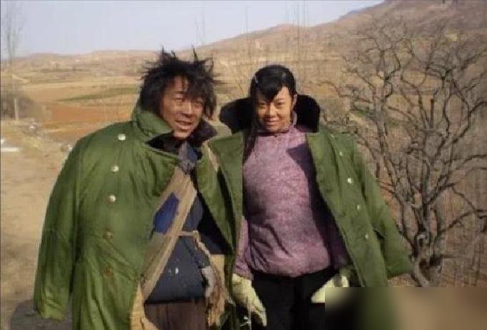 闫妮:同样是跟黄姓男演员合作，差距怎么就那么大呢？

黄晓明习惯性凹帅，镜头一怼脸就端起来，闫妮在旁边得使劲往下拽，才把戏拽回地面。
可换成黄渤，画风直接翻篇。
两人往那一站，不用开口，观众先乐了。黄渤那口青岛普通话一出来，闫妮的陕西腔立马接上，像两把旧算盘对拨，噼里啪啦全是响。
这种差距