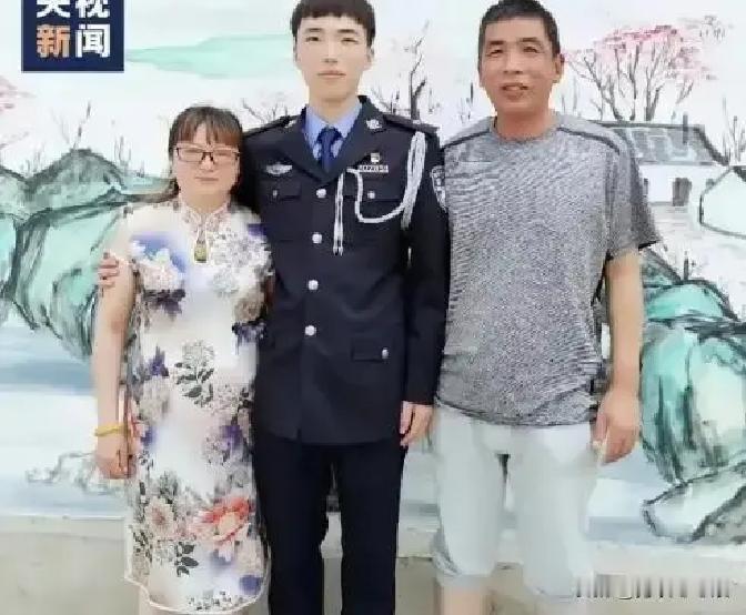 2020年，江苏有一位民警因公牺牲，万万没想到，两年后，这位牺牲民警的母亲竟然在商场看到了儿子的身影，当母亲不由自主的上前看出，那个人竟然和儿子一模一样…
 
窦美娟的手指在手机屏幕上停了一下，最后还是把那张照片划了过去。她锁了屏，把手机放回口袋，继续叠着手里的毛衣。这是陈嘉辉以前常穿的那件，领口有