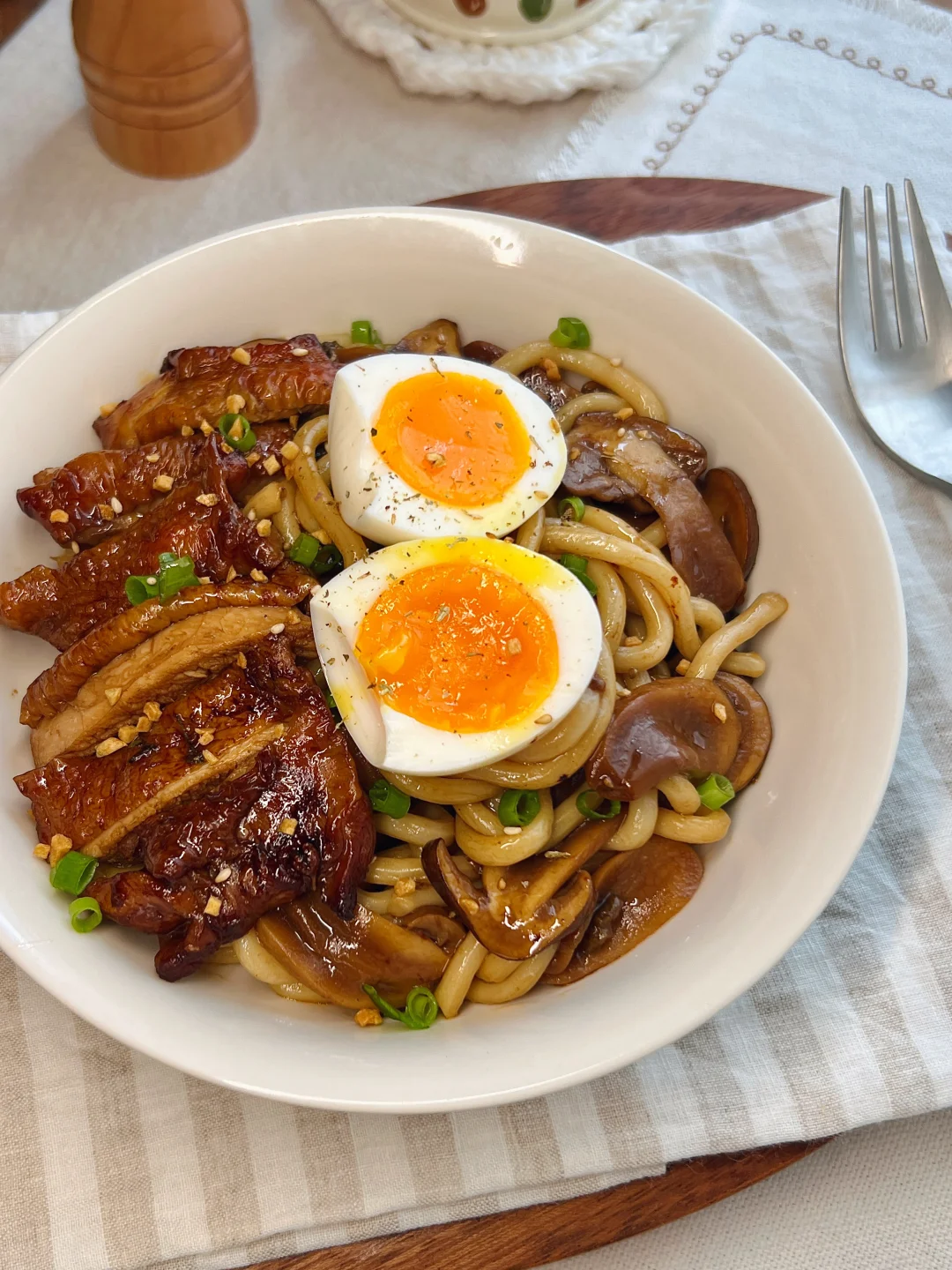 花椒鸡腿蘑菇葱油拌乌冬面