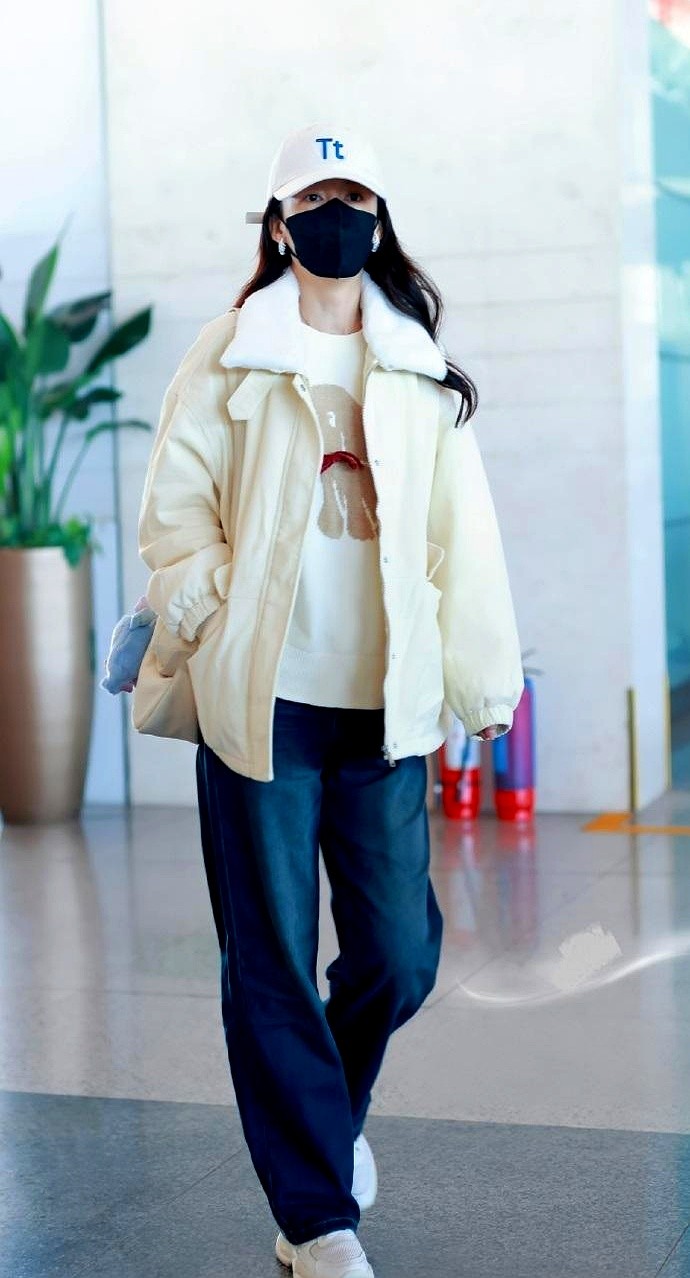 明星也会走运动休闲风，但他们显得更有气场。  这次李沁在机场的穿搭再次...