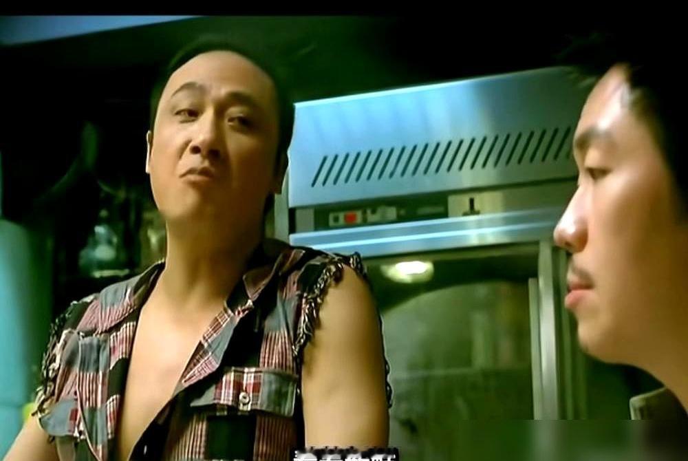 64岁吴镇宇坐网红店里，筷子一放，脸直接黑了。
兔头不新鲜，蹄花汤腥，水煮鱼也不行。他当着老板面撂话：营销大于口味。
周围人举着手机拍，他照说不误。别的明星探店，吃两口就夸“绝了”“必吃”，他倒好，一口一口挑毛病，活像街坊大爷来砸场子。
网友全乐了：这哪是探店，这是排雷兵本兵。
转头人家又去
