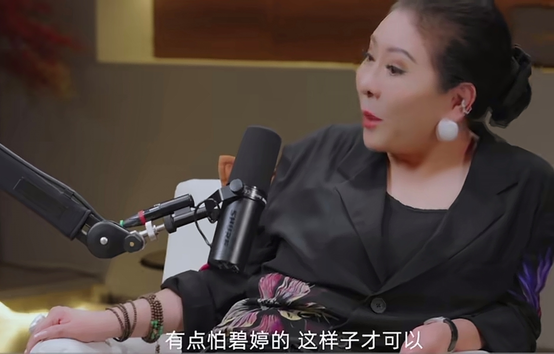 鲁豫和向太在节目里深度聊了豪门婚恋规则，鲁豫更是直言道出豪门最大的区别：恋爱是一回事，但真正踏入豪门婚姻，从来不是两个人说了算，必须整个家族共同决定。
 
向太十分认可地鲁豫说的，并聊起向佐与郭碧婷俩人合适，说：“向佐是很尊重，有点怕郭碧婷的，这样才可以。”

鲁豫听完特别不解，忍不住提问：“为什么