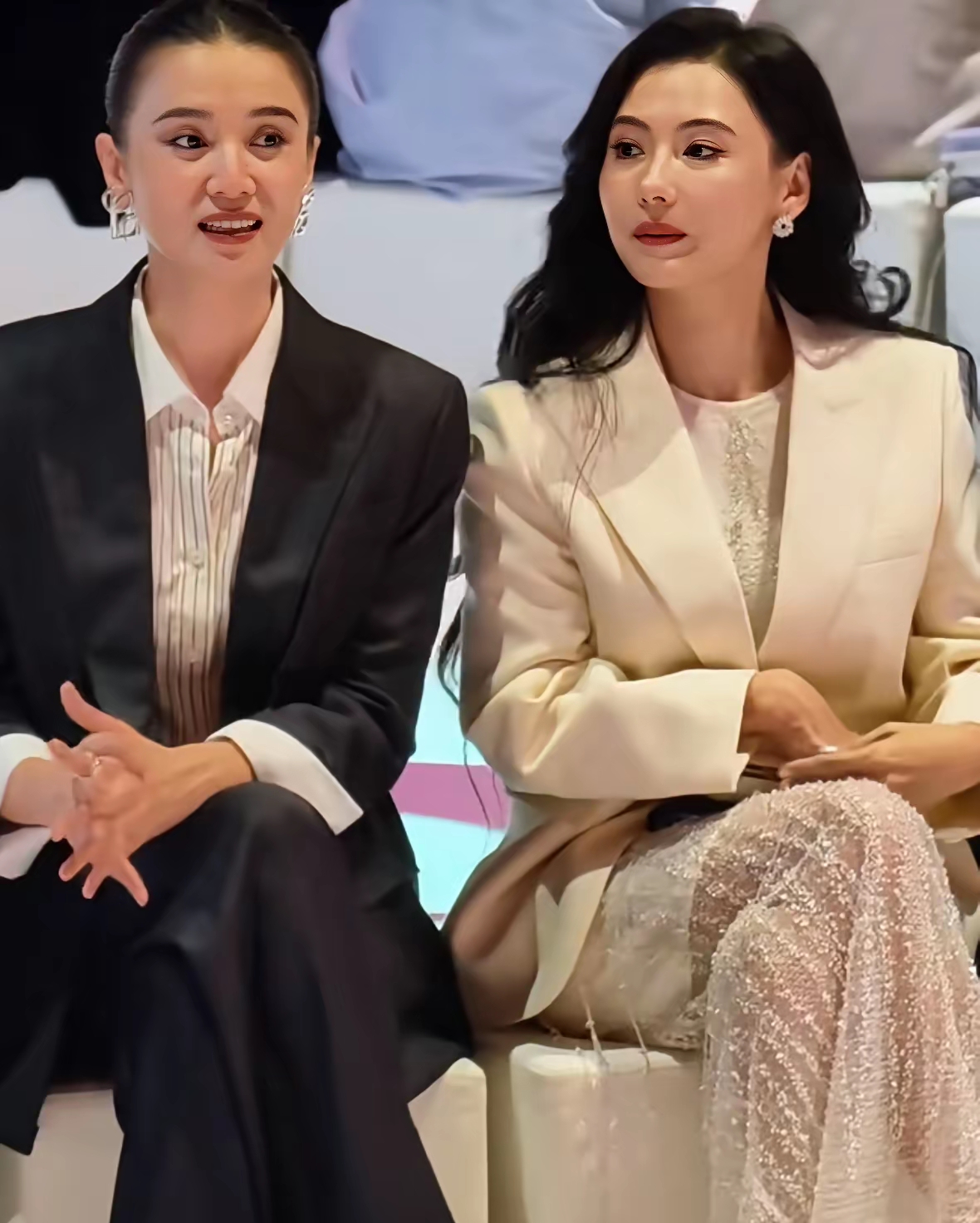 张柏芝是出了名的美女的天花板。五官精致漂亮，气质独特惊艳与众不同。瓜子脸大眼睛双眼皮。妥妥的顶级美女。

可是这么美丽的张柏芝和宋佳同框，却输给了宋佳。而且看起来比宋佳还出老。脸盘子有点馒化的痕迹，给人感觉皮泡眼肿的，有点疲惫。

而宋佳的状态妥妥的大女主。皮肤光滑细腻白皙。气质大气。穿着打扮干净利